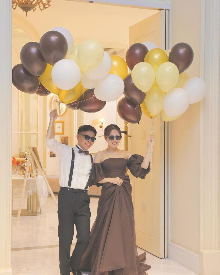 Balloon release arrangement ♡ An idea to distribute balloons during the table round at the entrance for the color change of the reception 🎈💛にて紹介している画像