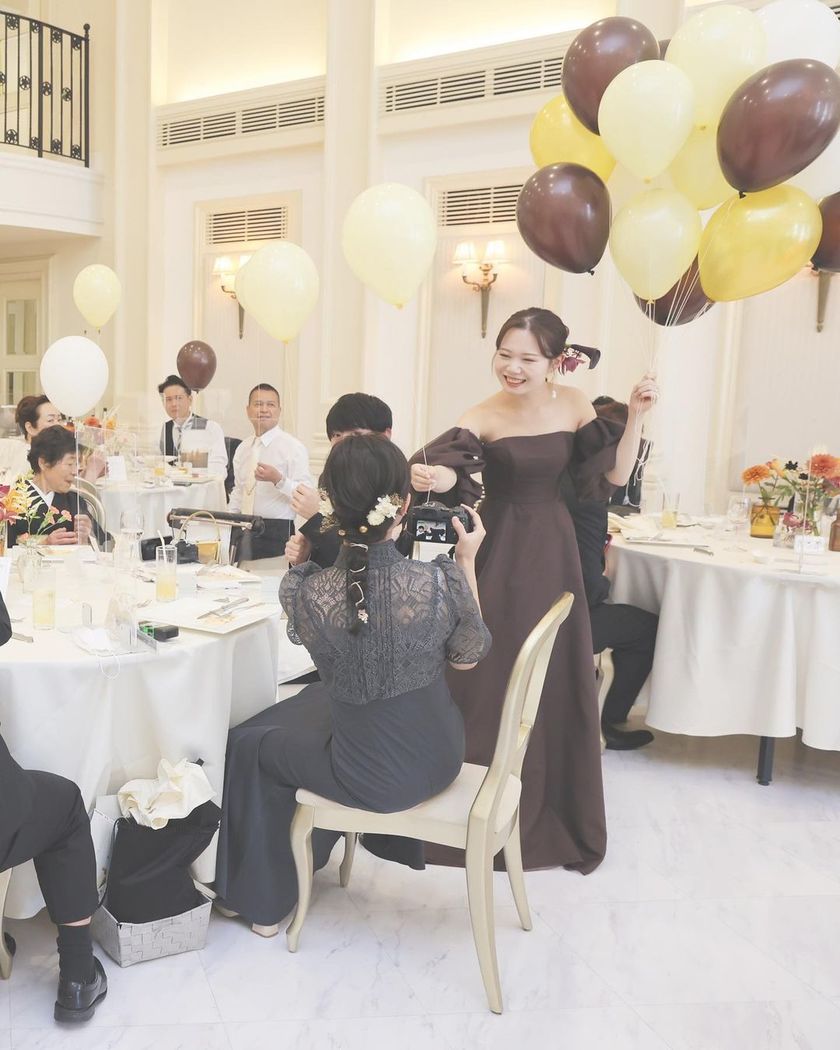 Balloon release arrangement ♡ An idea to distribute balloons during the table round at the entrance for the color change of the reception 🎈💛にて紹介している画像
