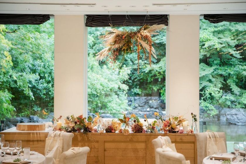 テーブルの横だけじゃなくて、上にも♡高砂にはハンギングタイプの【天井装花】を追加すると可愛さアップ！にて紹介している画像