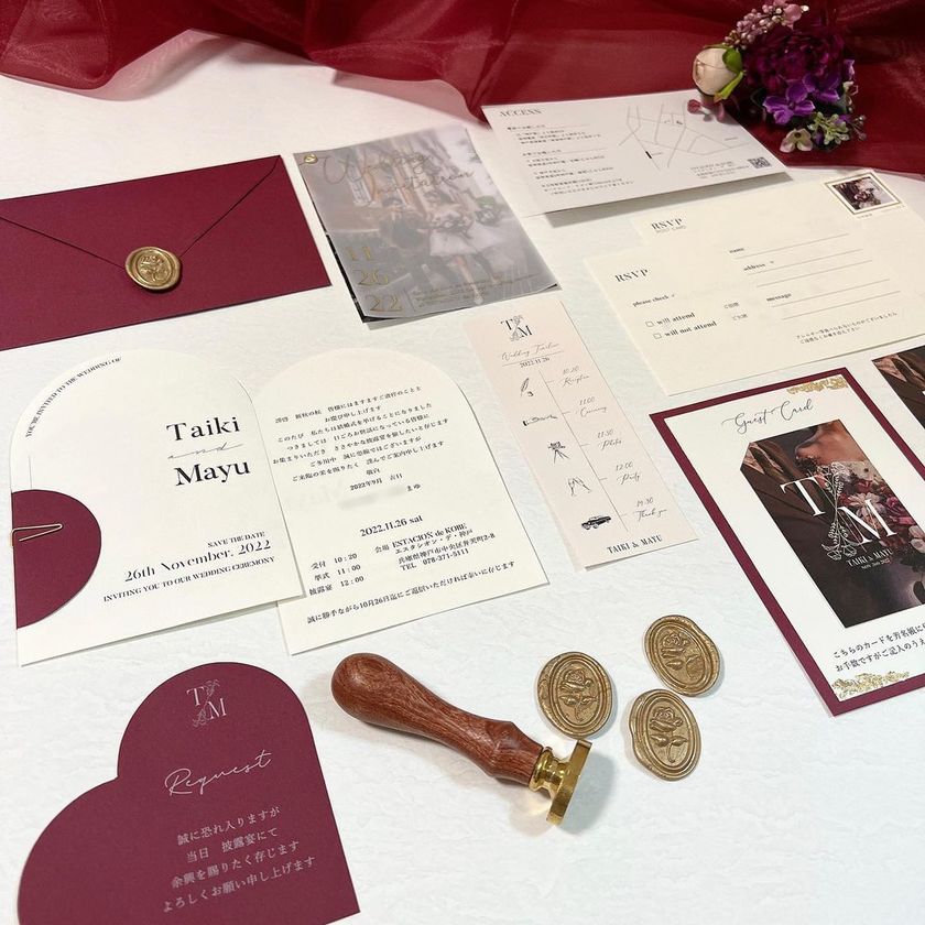 Feeling the love! It's cute to include a bright red "heart sticky note" in the wedding invitation♡にて紹介している画像