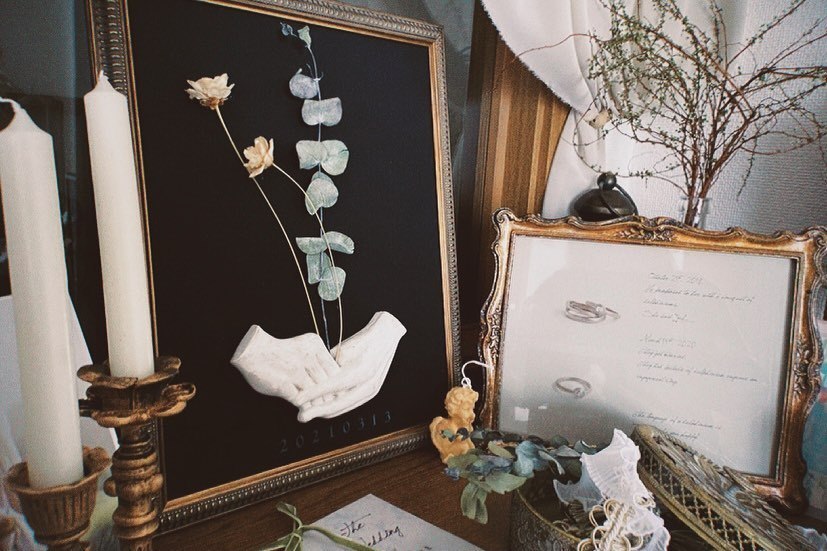 二人でお花を挿して完成。壁掛けタイプの一輪挿しを結婚証明書にするアイデアがおしゃれ🌷にて紹介している画像