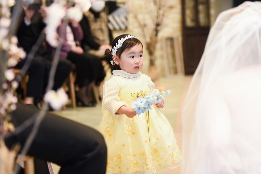 二人でお花を挿して完成。壁掛けタイプの一輪挿しを結婚証明書にするアイデアがおしゃれ🌷にて紹介している画像