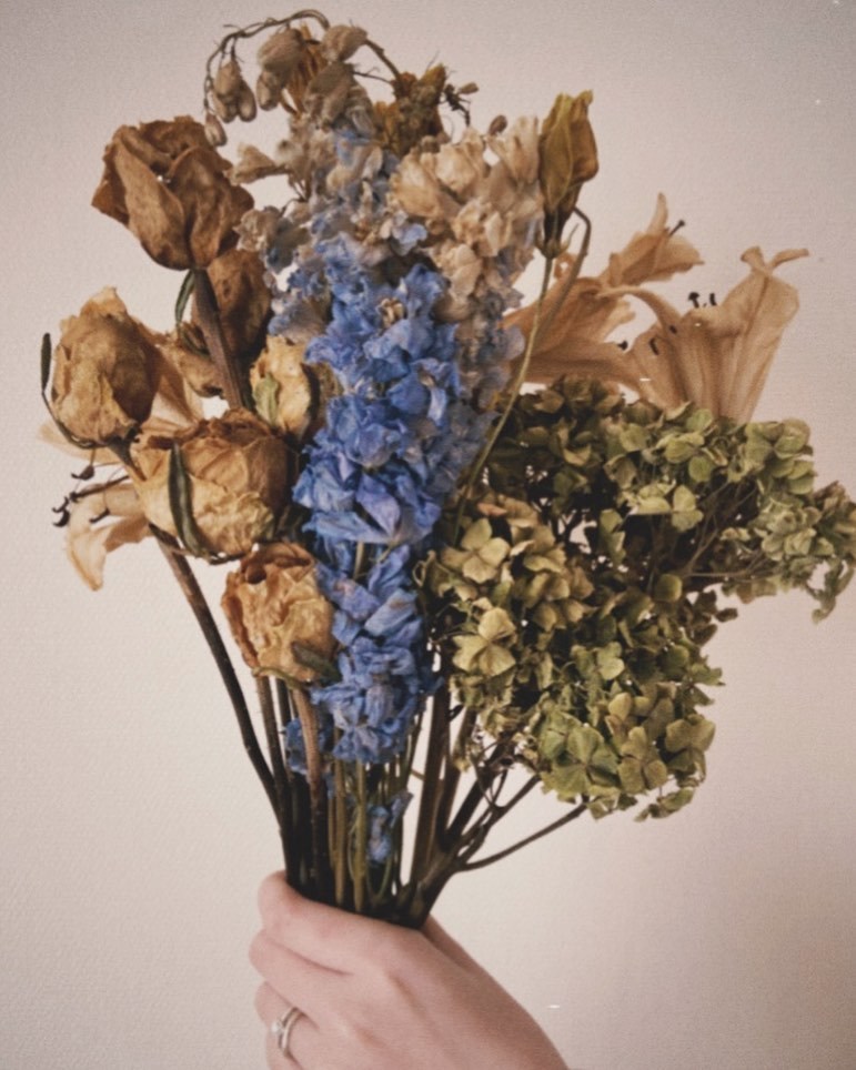 二人でお花を挿して完成。壁掛けタイプの一輪挿しを結婚証明書にするアイデアがおしゃれ🌷にて紹介している画像