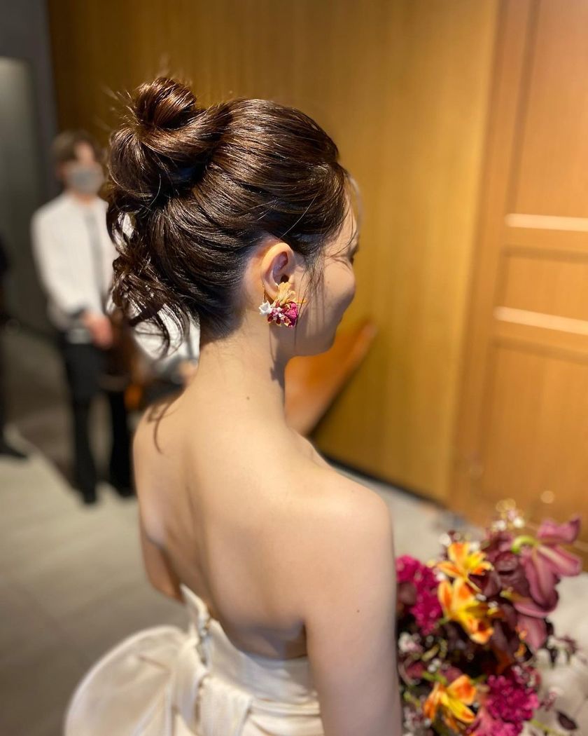 Potentially Trending Accessories 🌷 A Special Feature of Brides Wearing Flower Earringsにて紹介している画像