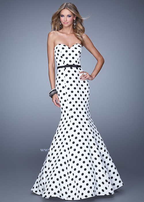 The Dress that Perfectly Accentuates Your Sculpted Figure! Exquisitely Beautiful in a Mermaid Line♡にて紹介している画像