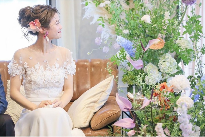 Potentially Trending Accessories 🌷 A Special Feature of Brides Wearing Flower Earringsにて紹介している画像