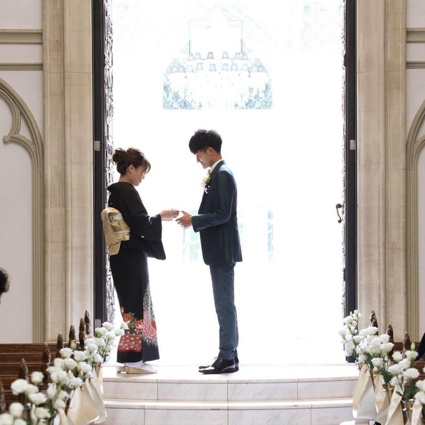 花嫁を守るグローブを両親から渡してもらう。新郎の挙式演出［グローブセレモニー］って知ってる？にて紹介している画像