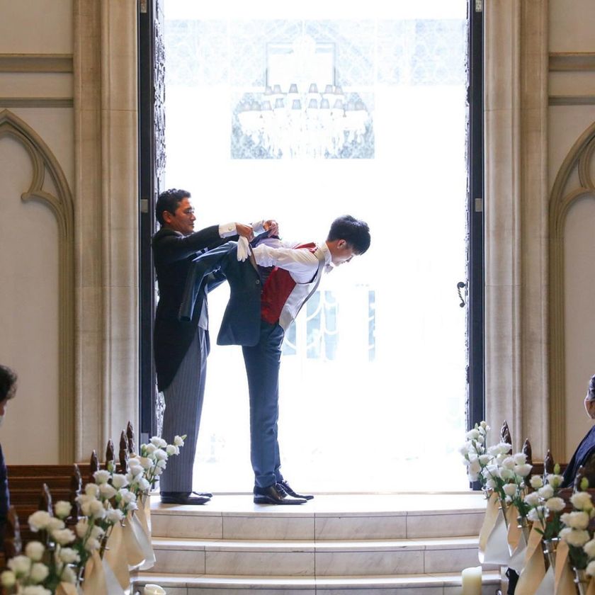 花嫁を守るグローブを両親から渡してもらう。新郎の挙式演出［グローブセレモニー］って知ってる？にて紹介している画像