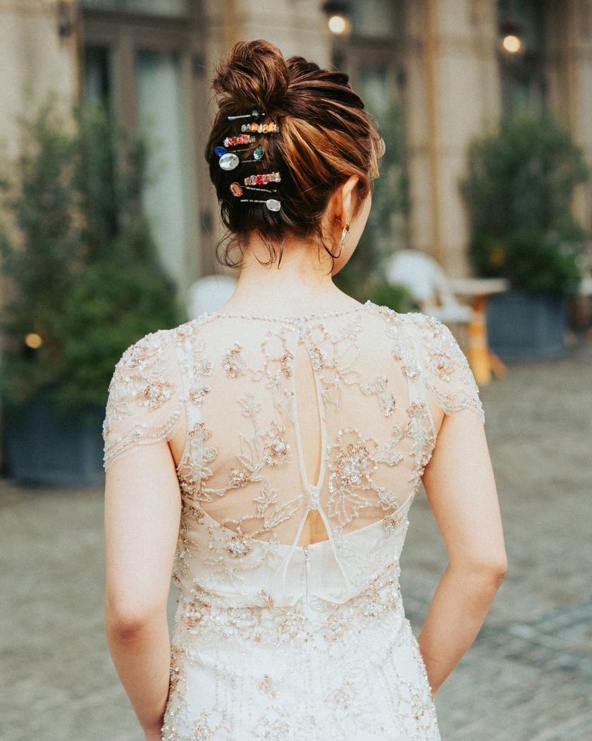 A Bridal Hair Feature Sprinkled with Gem Pins That Looks Like a Jewelry Box ♡にて紹介している画像