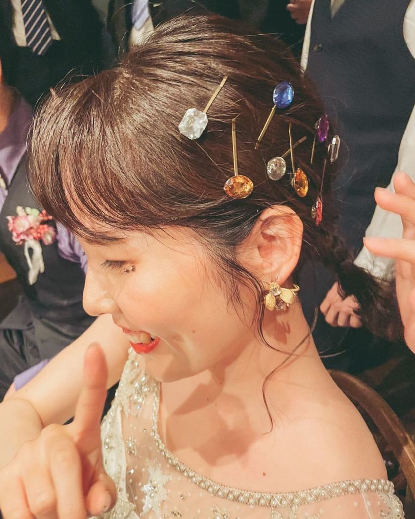 A Bridal Hair Feature Sprinkled with Gem Pins That Looks Like a Jewelry Box ♡にて紹介している画像