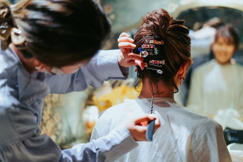 A Bridal Hair Feature Sprinkled with Gem Pins That Looks Like a Jewelry Box ♡にて紹介している画像