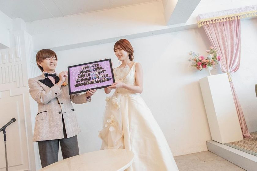 チェキで撮って、切って貼り付ける📸ゲスト全員の写真入りの結婚証明書のアイデアが面白い👫にて紹介している画像