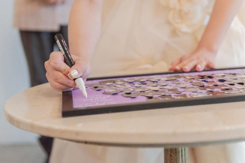 チェキで撮って、切って貼り付ける📸ゲスト全員の写真入りの結婚証明書のアイデアが面白い👫にて紹介している画像