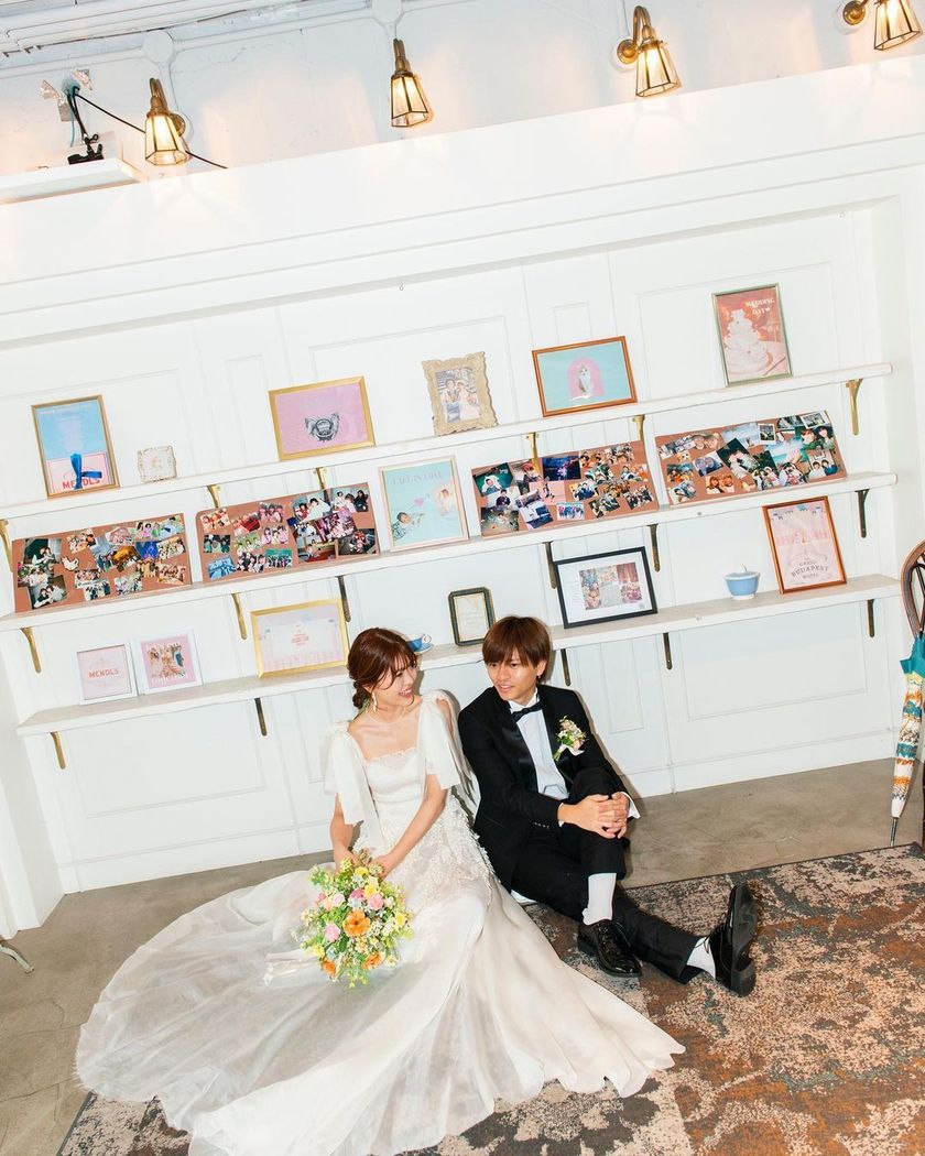 チェキで撮って、切って貼り付ける📸ゲスト全員の写真入りの結婚証明書のアイデアが面白い👫にて紹介している画像