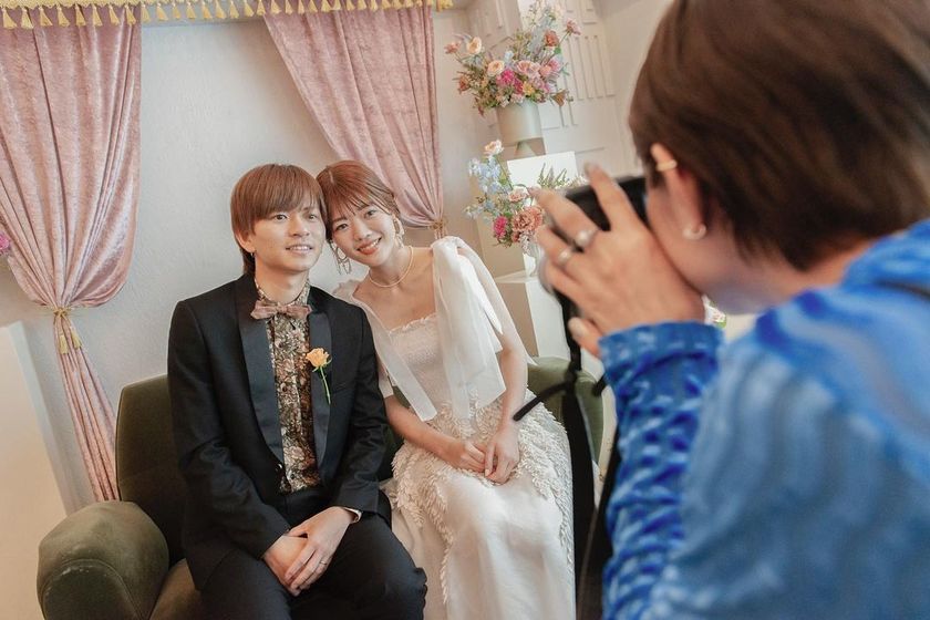 チェキで撮って、切って貼り付ける📸ゲスト全員の写真入りの結婚証明書のアイデアが面白い👫にて紹介している画像