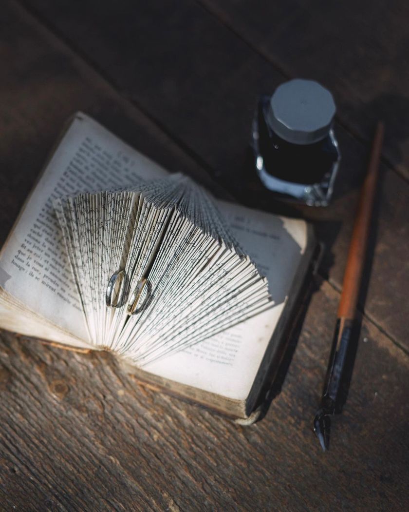 An idea to turn book art with a ring placed between the pages folded one by one into a ring pillow.💍📖にて紹介している画像
