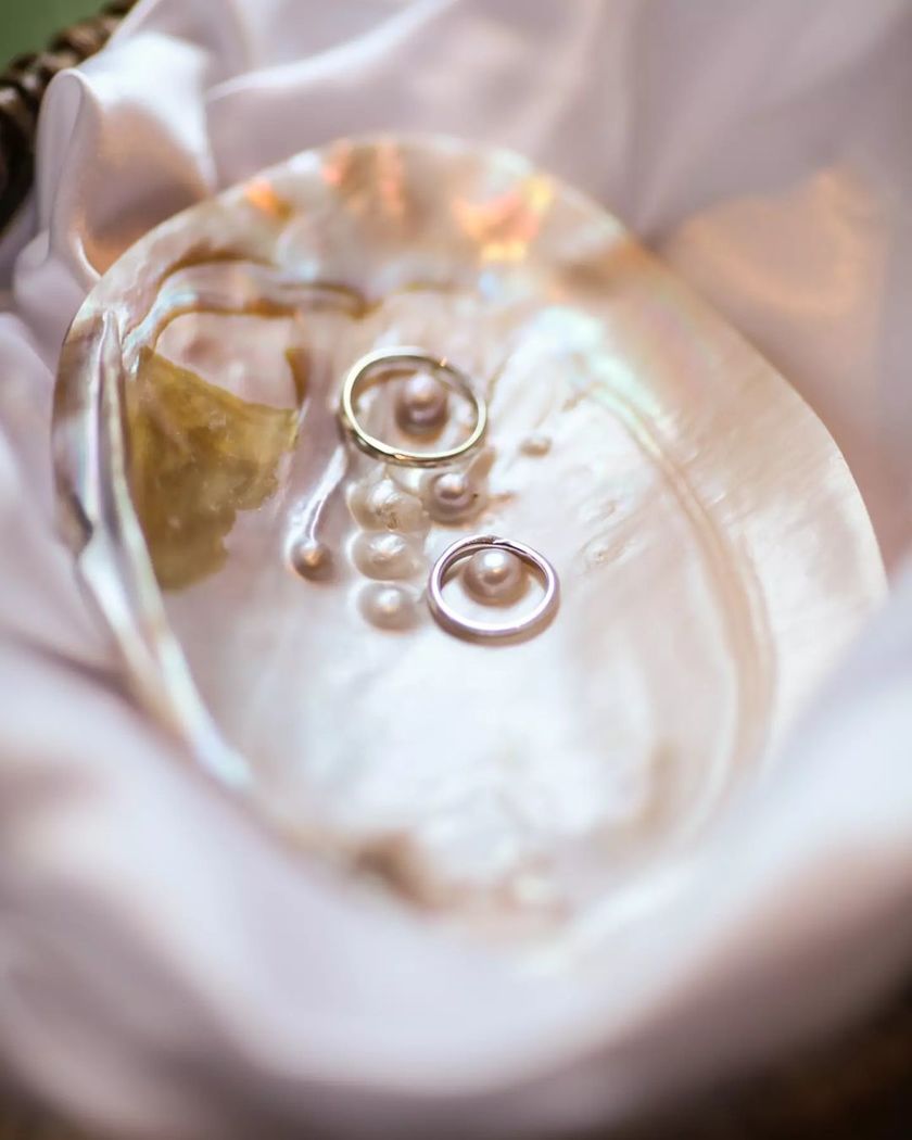 貝殻の内側に、小さい真珠がぽこぽこ🦪天然パールシェルをリングピローにするのがロマンティック🤍にて紹介している画像