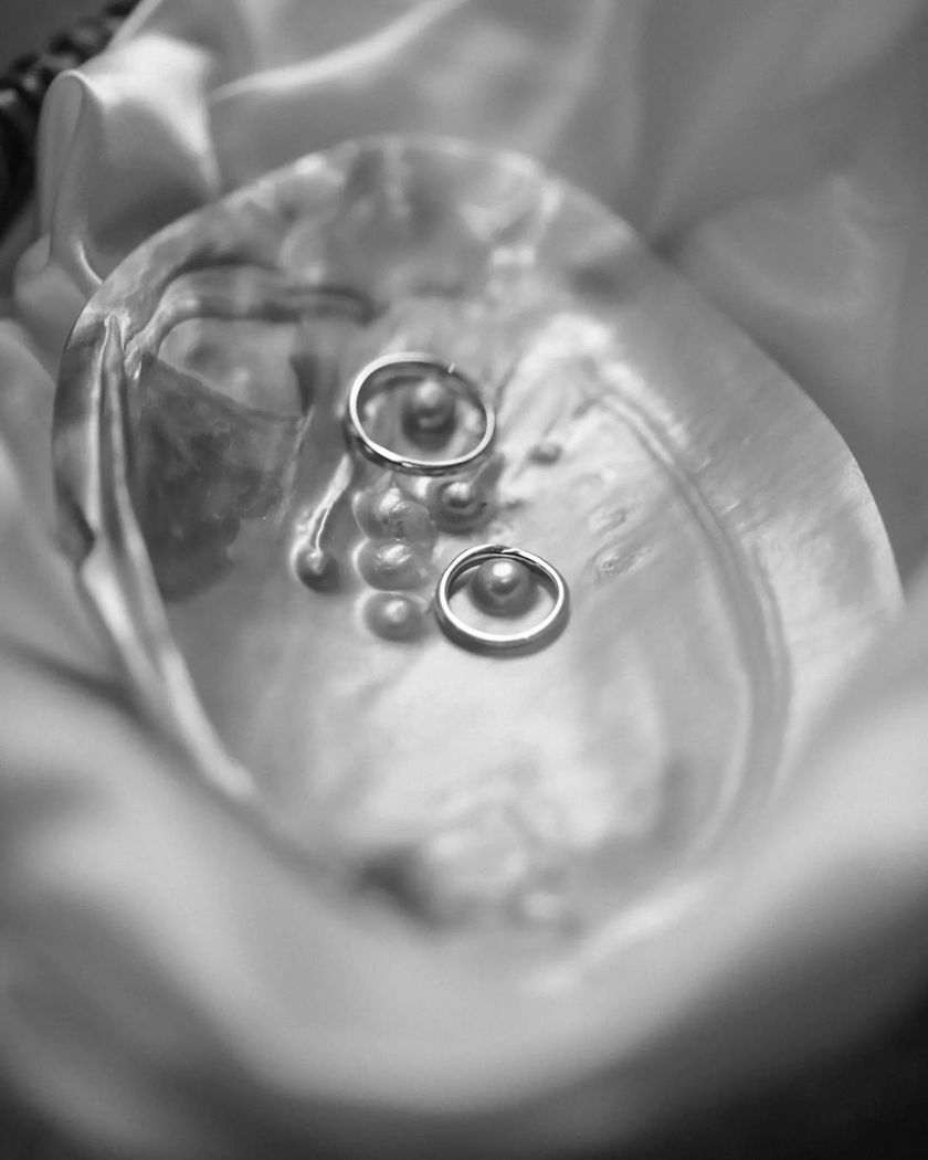 貝殻の内側に、小さい真珠がぽこぽこ🦪天然パールシェルをリングピローにするのがロマンティック🤍にて紹介している画像