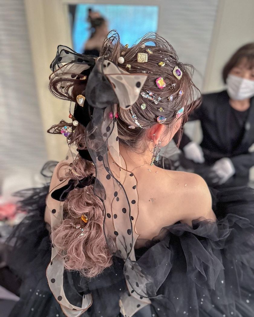 A Bridal Hair Feature Sprinkled with Gem Pins That Looks Like a Jewelry Box ♡にて紹介している画像