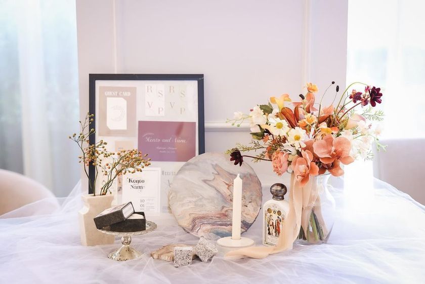 There are places where you can create while drinking alcohol ♡ A special feature on stylish wedding items that can be made with pouring art.にて紹介している画像