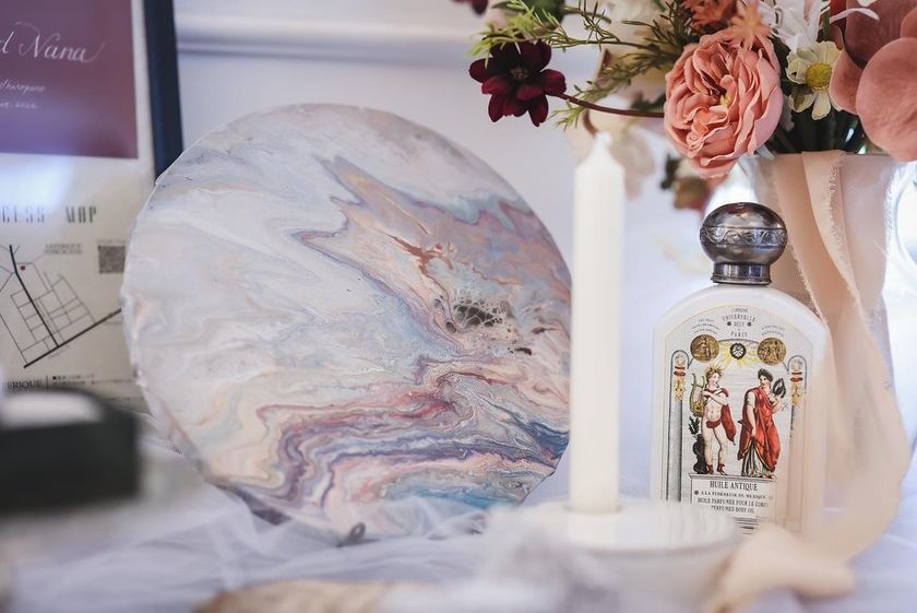 There are places where you can create while drinking alcohol ♡ A special feature on stylish wedding items that can be made with pouring art.にて紹介している画像