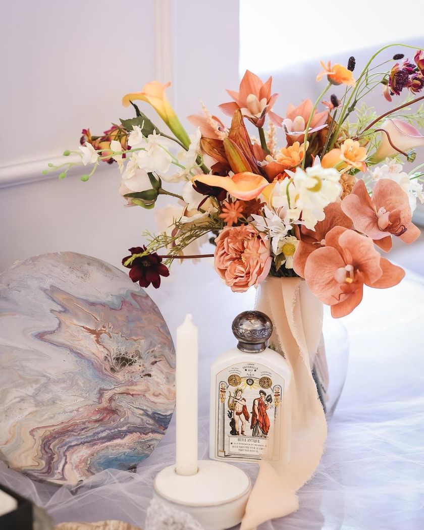There are places where you can create while drinking alcohol ♡ A special feature on stylish wedding items that can be made with pouring art.にて紹介している画像