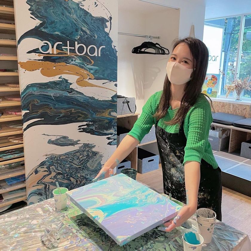 There are places where you can create while drinking alcohol ♡ A special feature on stylish wedding items that can be made with pouring art.にて紹介している画像