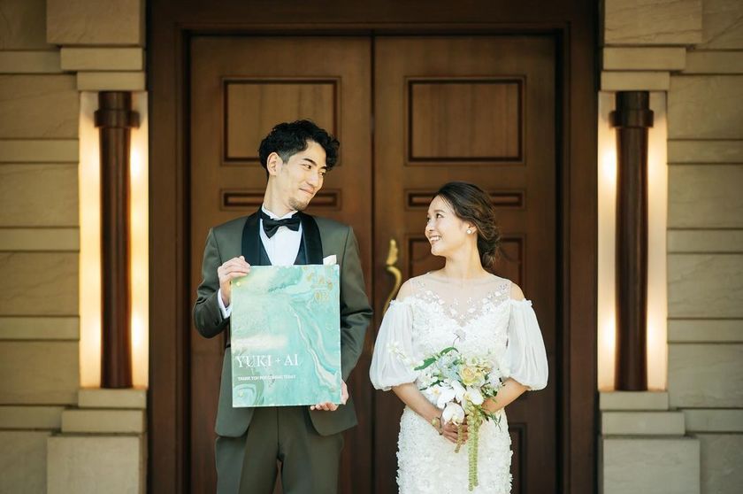 There are places where you can create while drinking alcohol ♡ A special feature on stylish wedding items that can be made with pouring art.にて紹介している画像