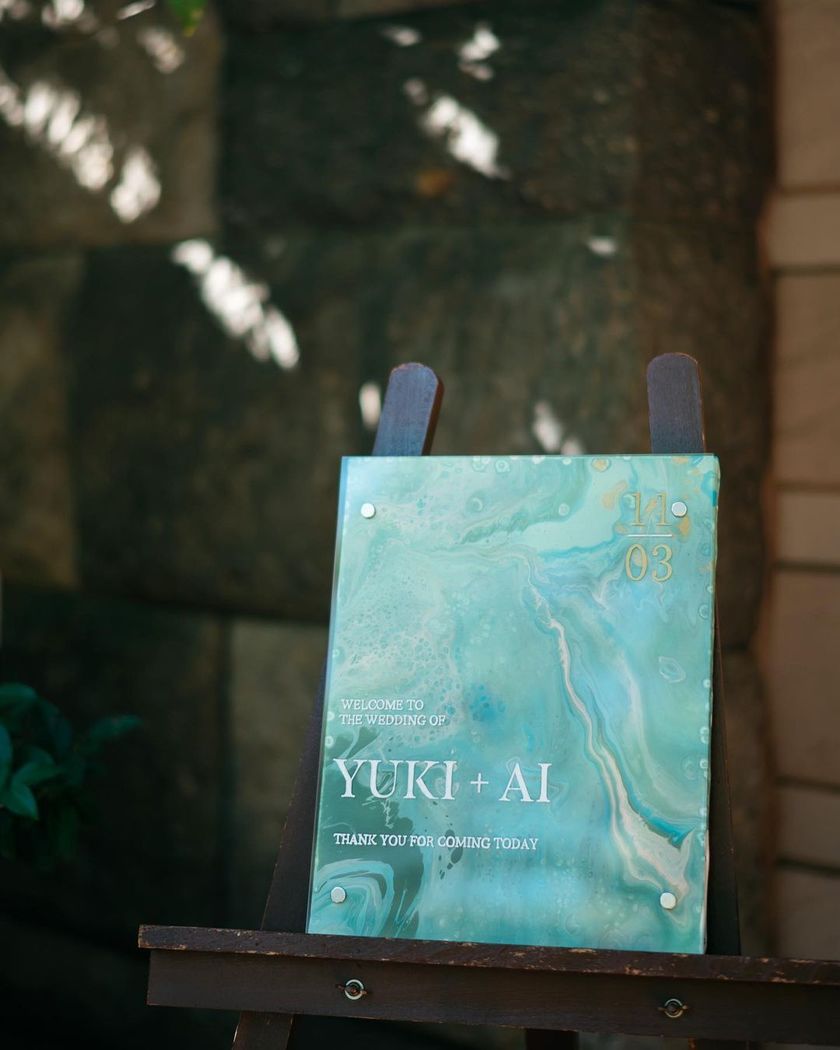 There are places where you can create while drinking alcohol ♡ A special feature on stylish wedding items that can be made with pouring art.にて紹介している画像