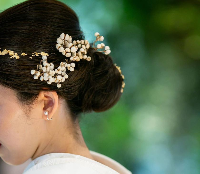 It looks like snow is piled on the branches⛄ The white fruit of the "Nankinbaze" matches well with winter weddings and traditional Japanese attire.にて紹介している画像