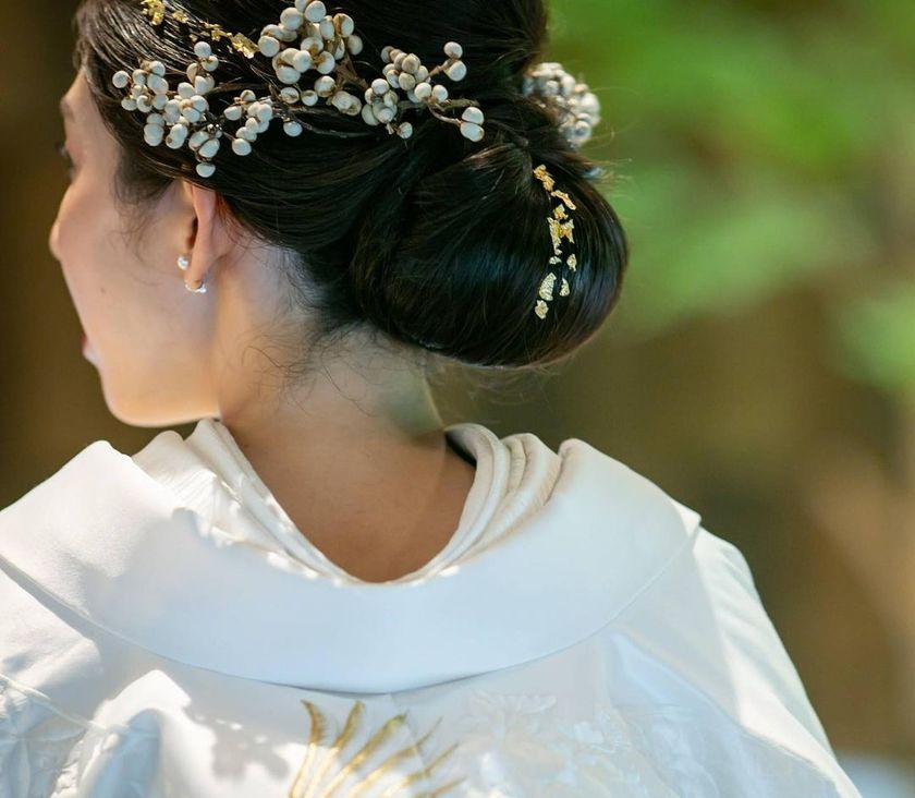 It looks like snow is piled on the branches⛄ The white fruit of the "Nankinbaze" matches well with winter weddings and traditional Japanese attire.にて紹介している画像
