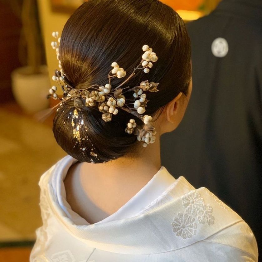 It looks like snow is piled on the branches⛄ The white fruit of the "Nankinbaze" matches well with winter weddings and traditional Japanese attire.にて紹介している画像