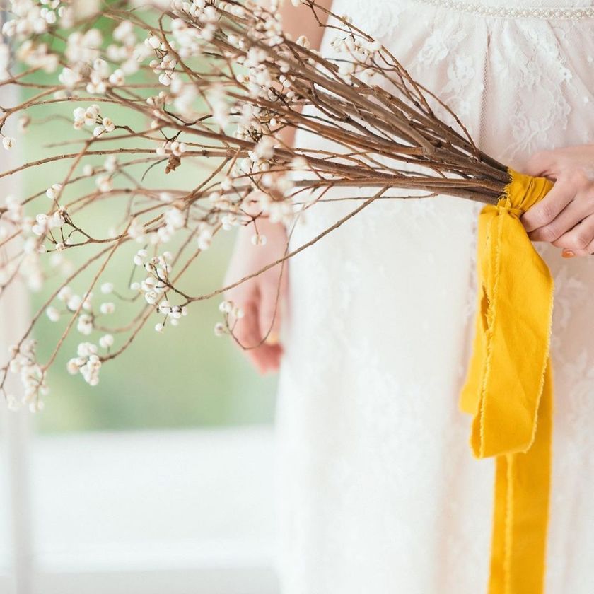 It looks like snow is piled on the branches⛄ The white fruit of the "Nankinbaze" matches well with winter weddings and traditional Japanese attire.にて紹介している画像
