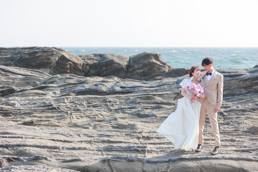 【超过180张图片】神奈川县三崎半岛「城ヶ岛」前拍婚纱照大全にて紹介している画像