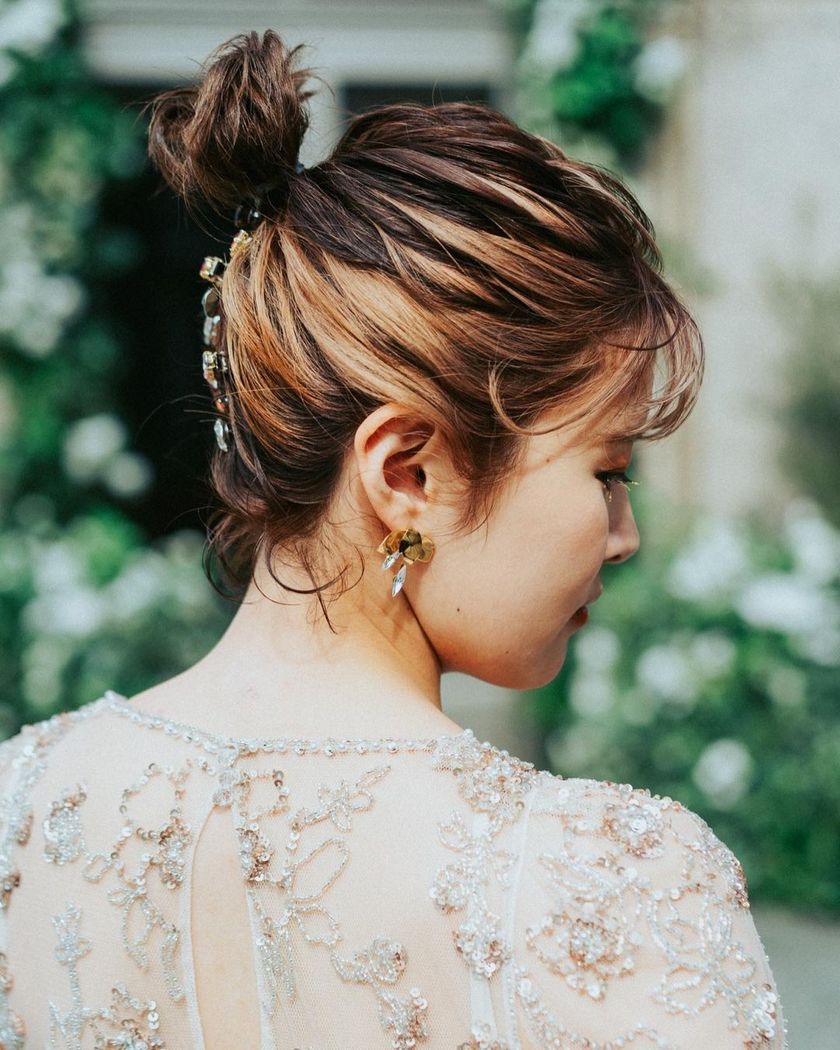 A Bridal Hair Feature Sprinkled with Gem Pins That Looks Like a Jewelry Box ♡にて紹介している画像