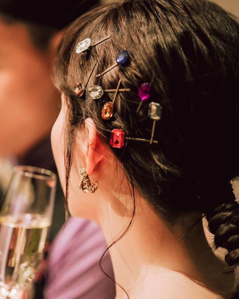 A Bridal Hair Feature Sprinkled with Gem Pins That Looks Like a Jewelry Box ♡にて紹介している画像