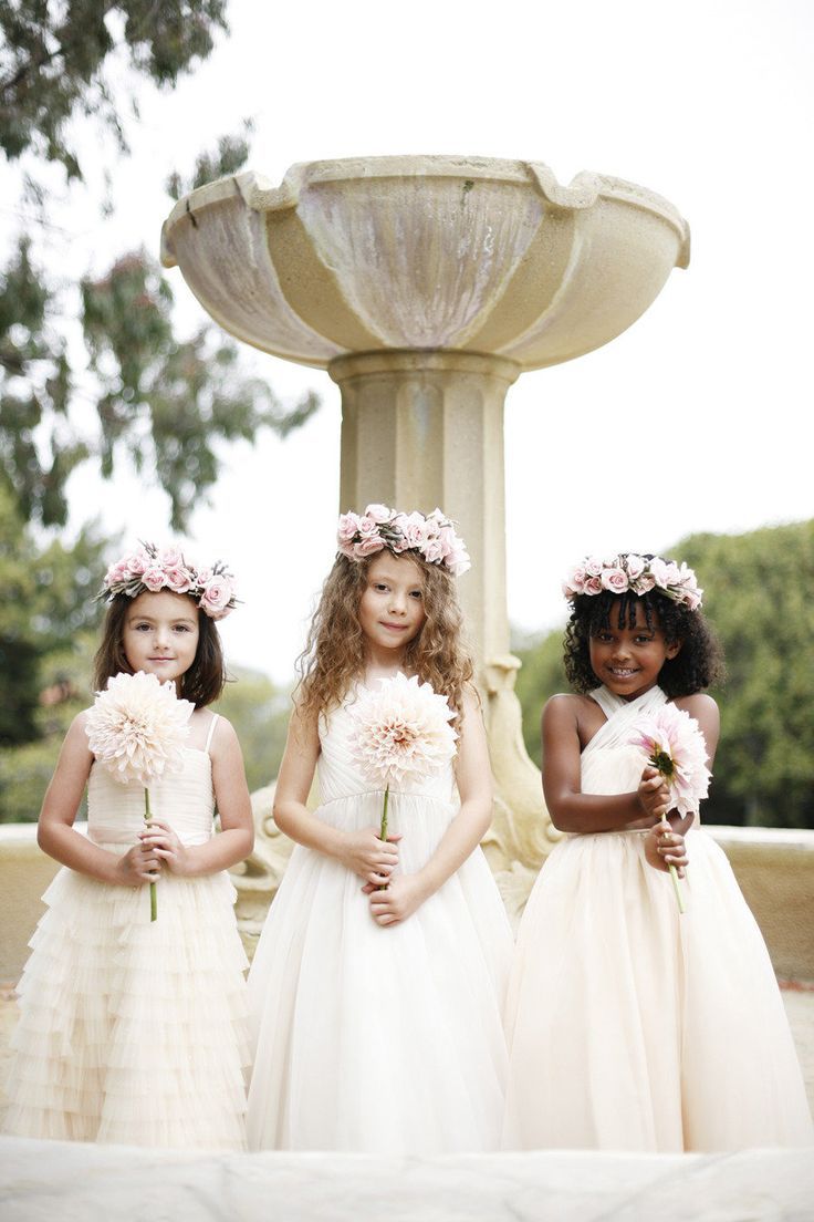 Dressed-Up Little Guests: Adorable Flower Girls!にて紹介している画像
