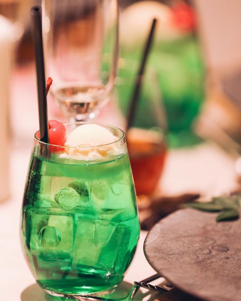 純喫茶っぽくってエモい。結婚式で「メロンソーダ」を振る舞うおもてなし🍈🍨🍒にて紹介している画像