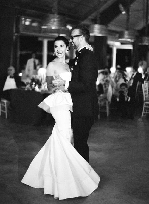 "Charmingly Glamorous Bride in a Peplum Silhouette Dress: A Delightful Springtime Look"にて紹介している画像