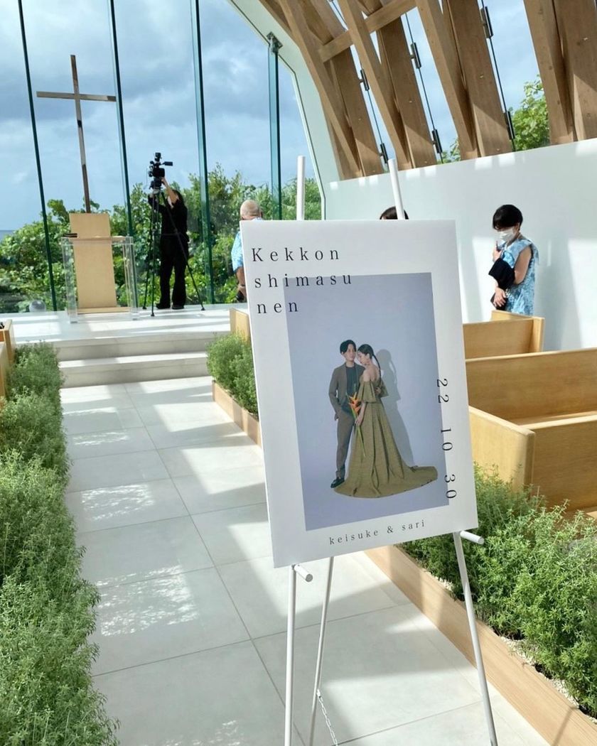 A big entrance! It's lovely to decorate the chapel with a welcome board before the bride and groom arrive, adding to the event's atmosphere ♡にて紹介している画像