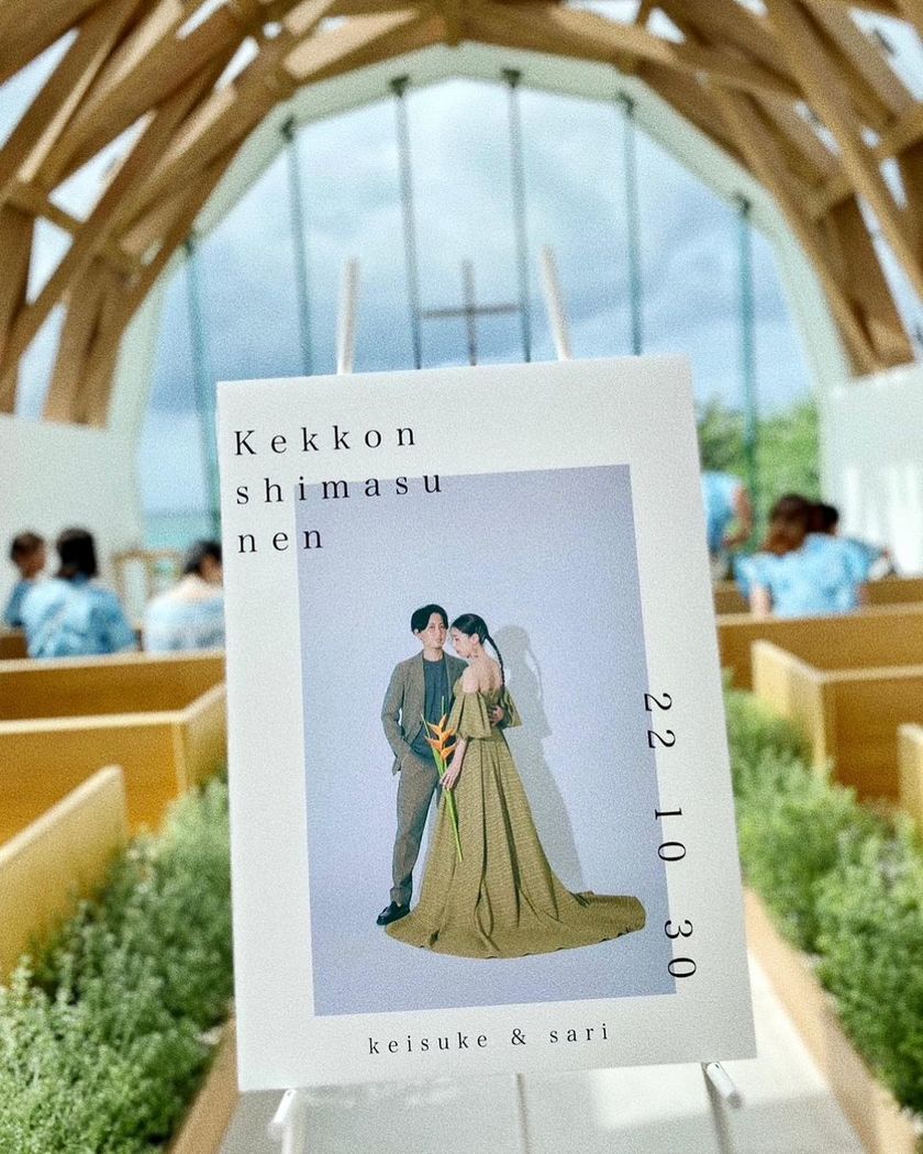 A big entrance! It's lovely to decorate the chapel with a welcome board before the bride and groom arrive, adding to the event's atmosphere ♡にて紹介している画像