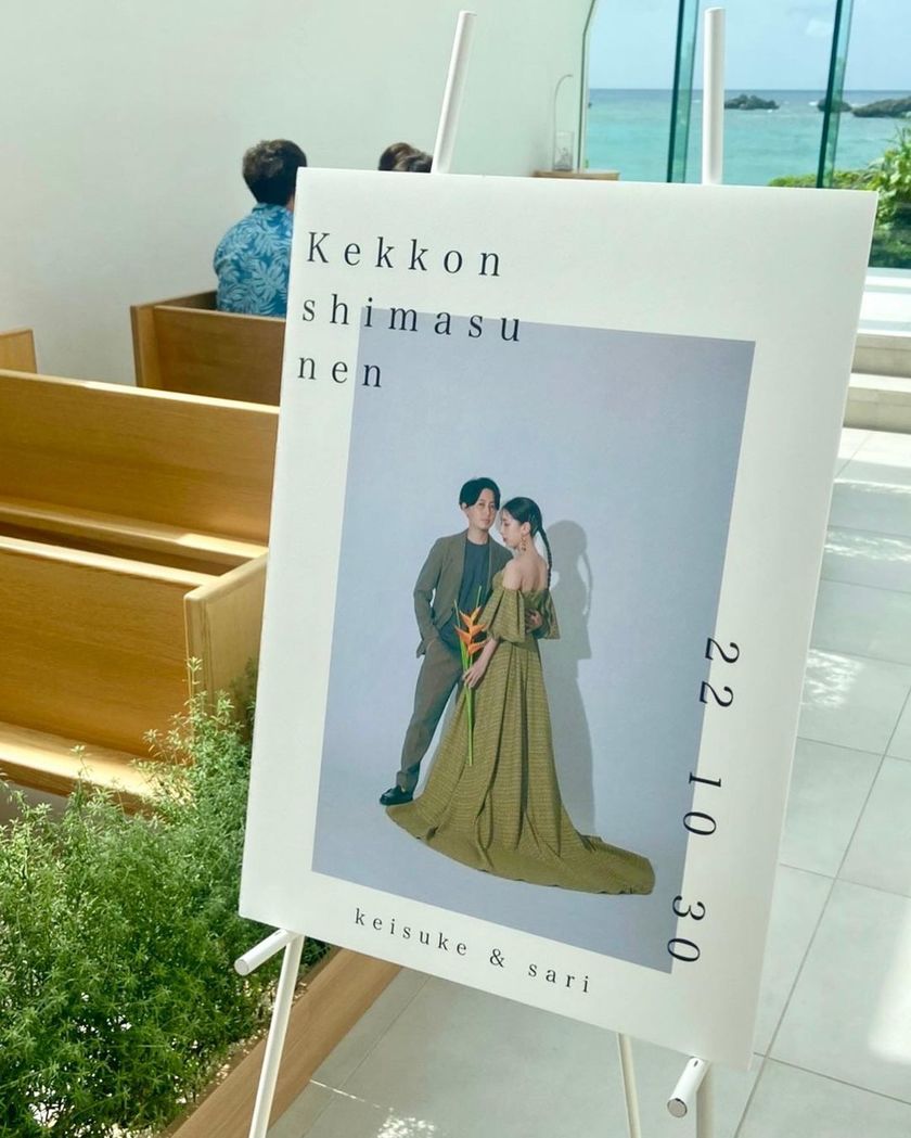 A big entrance! It's lovely to decorate the chapel with a welcome board before the bride and groom arrive, adding to the event's atmosphere ♡にて紹介している画像