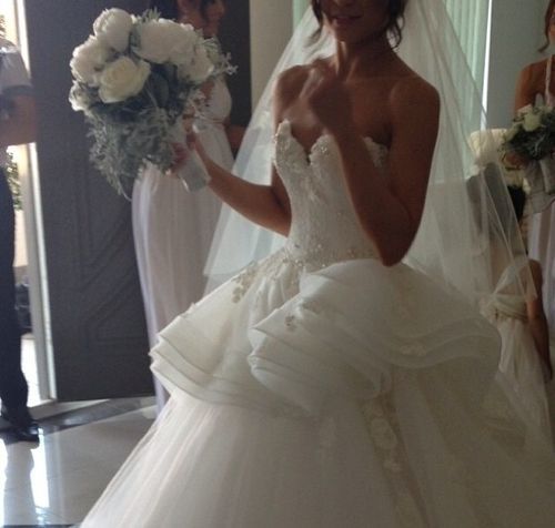 "Charmingly Glamorous Bride in a Peplum Silhouette Dress: A Delightful Springtime Look"にて紹介している画像