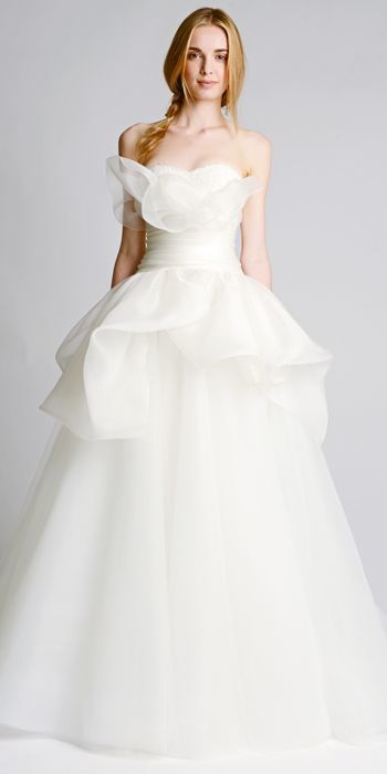 "Charmingly Glamorous Bride in a Peplum Silhouette Dress: A Delightful Springtime Look"にて紹介している画像