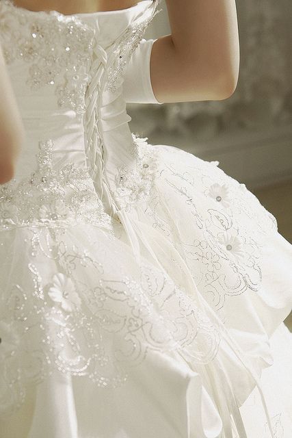 "Charmingly Glamorous Bride in a Peplum Silhouette Dress: A Delightful Springtime Look"にて紹介している画像