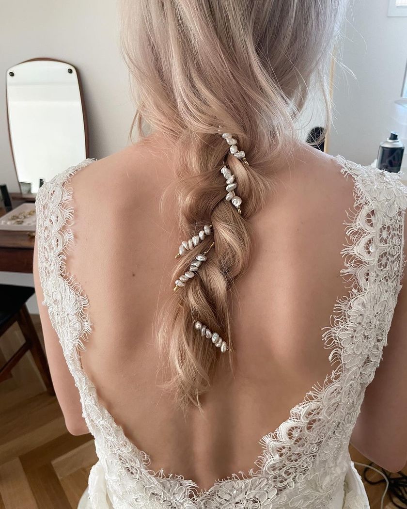 Creating unbelievably cute hairstyles ♡ Freelance hair and makeup artist, Suzu, is popular for her "#SuzuSanMagic".にて紹介している画像