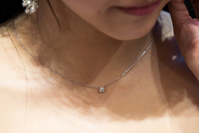 A Special Feature on Coordinating Everyday Necklaces with Dresses to Casually Adorn Important Jewelry 🤍🪞にて紹介している画像