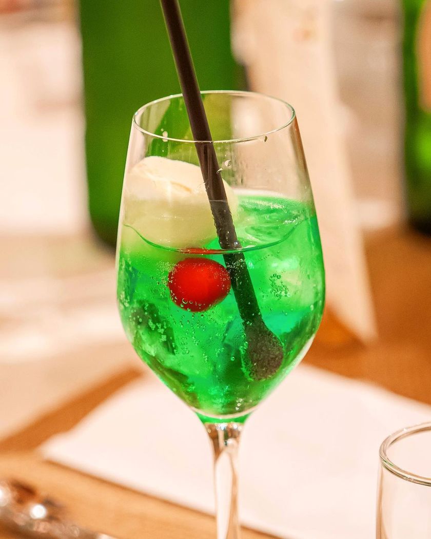 純喫茶っぽくってエモい。結婚式で「メロンソーダ」を振る舞うおもてなし🍈🍨🍒にて紹介している画像