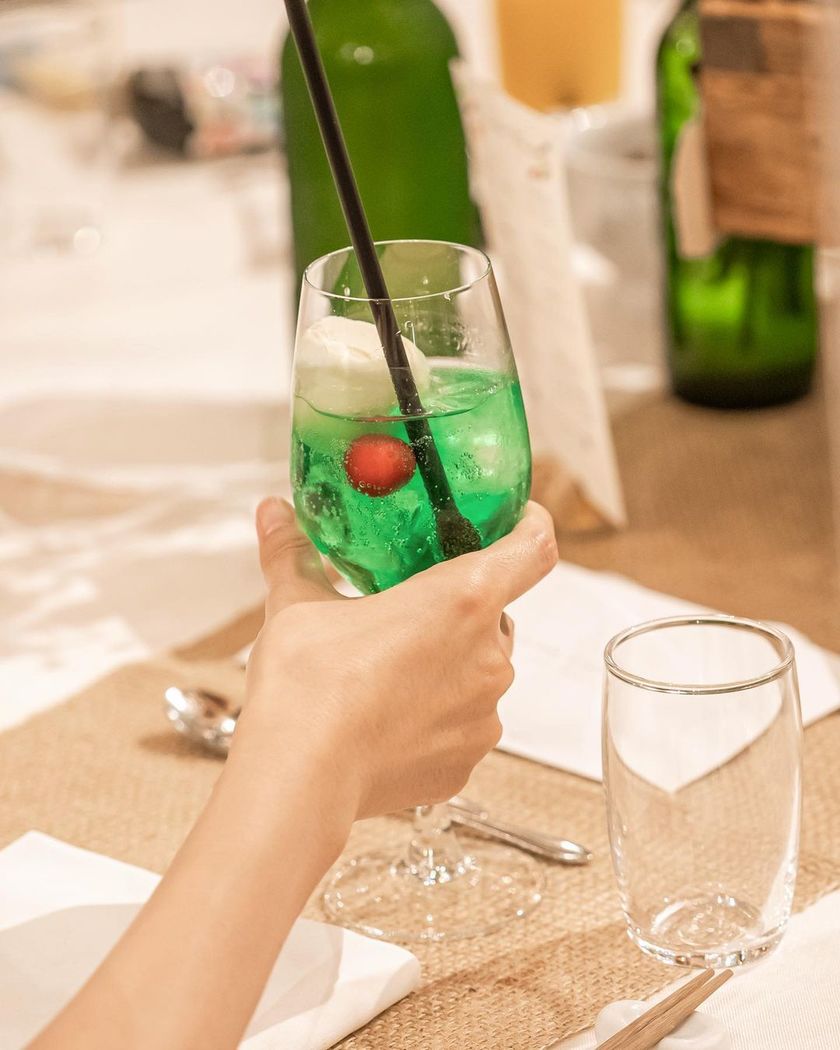 純喫茶っぽくってエモい。結婚式で「メロンソーダ」を振る舞うおもてなし🍈🍨🍒にて紹介している画像