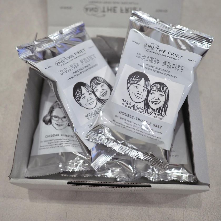 あの外国人の似顔絵が👱🏻‍♂️アンド ザ フリットをオリジナルパッケージに変えちゃうアイデア🍟にて紹介している画像